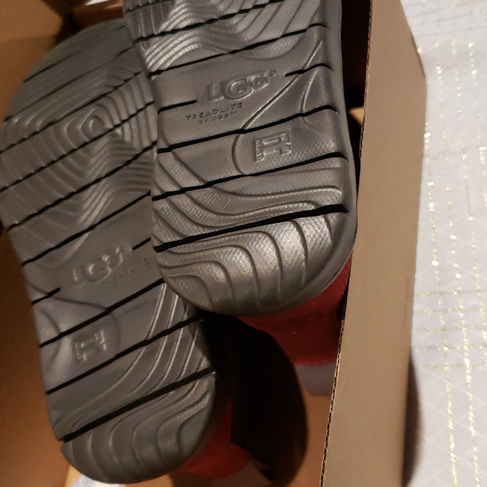 UGG New BOOTs KIDS Suede CANOE REFLECTIVE Treadlite Chukka Grey Red Black NIB 13 - Picture 11 of 16